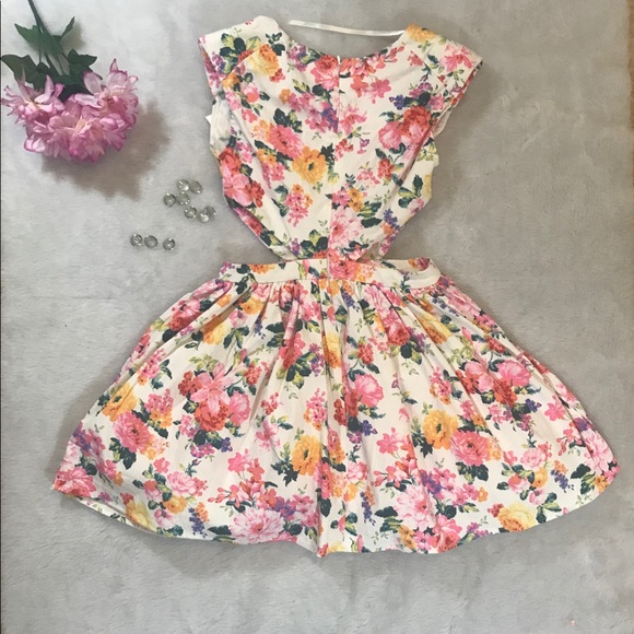 Beautiful floral dress - Picture 5 of 6